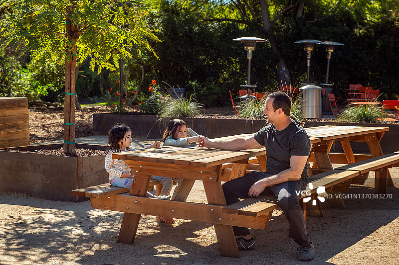 父亲和女儿玩石头剪刀布图片素材