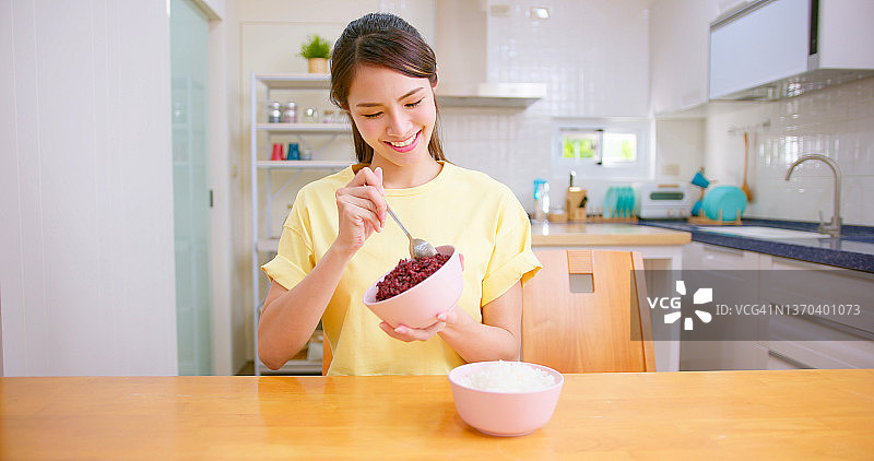 女人吃黑米图片素材