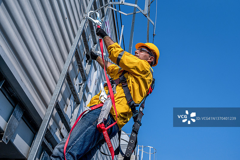 工程师在高空使用安全设备工作图片素材