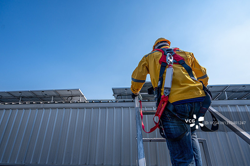 佩戴安全带的工程师图片素材