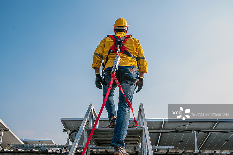 佩戴安全带的工程师图片素材