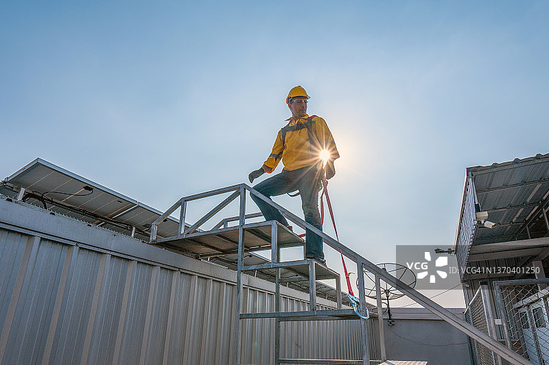 佩戴安全带的工程师图片素材