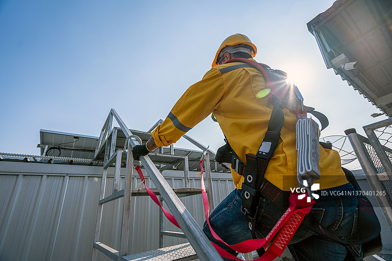 佩戴安全带的工程师图片素材