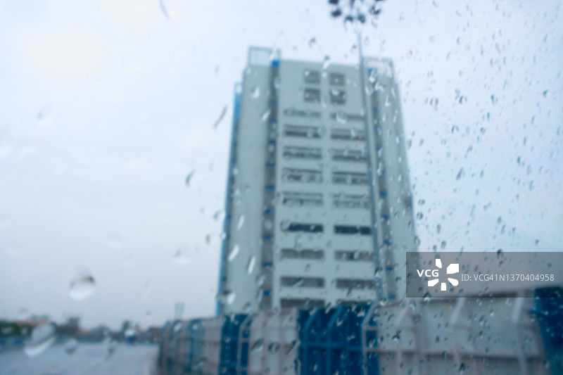 雨滴落在汽车挡风玻璃上的模糊图像，那邦纳大楼、邦政府行政办公室的抽象模糊影像，印度西孟加拉邦豪拉市的季风素材图片图片素材