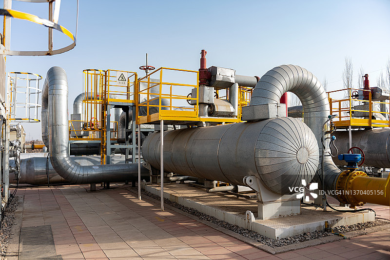 化工厂内工程师与工作人员现场交流图片素材