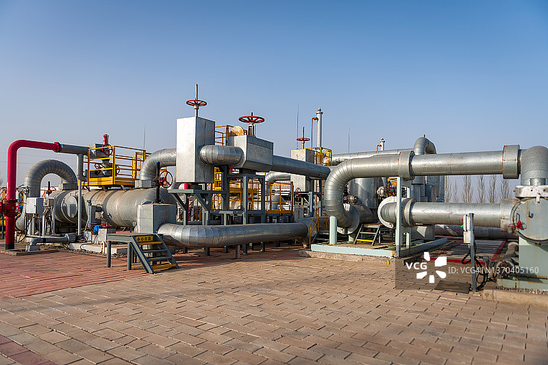 化工厂内工程师与工作人员现场交流图片素材