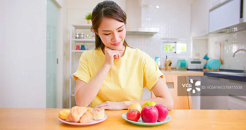 女人选择食物图片素材