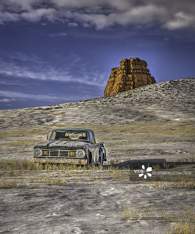 怀俄明州寒冷清晨的复古皮卡图片素材