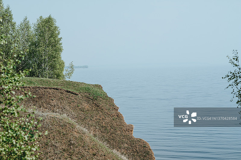海平面以上绿色山丘的夏季景观图片素材