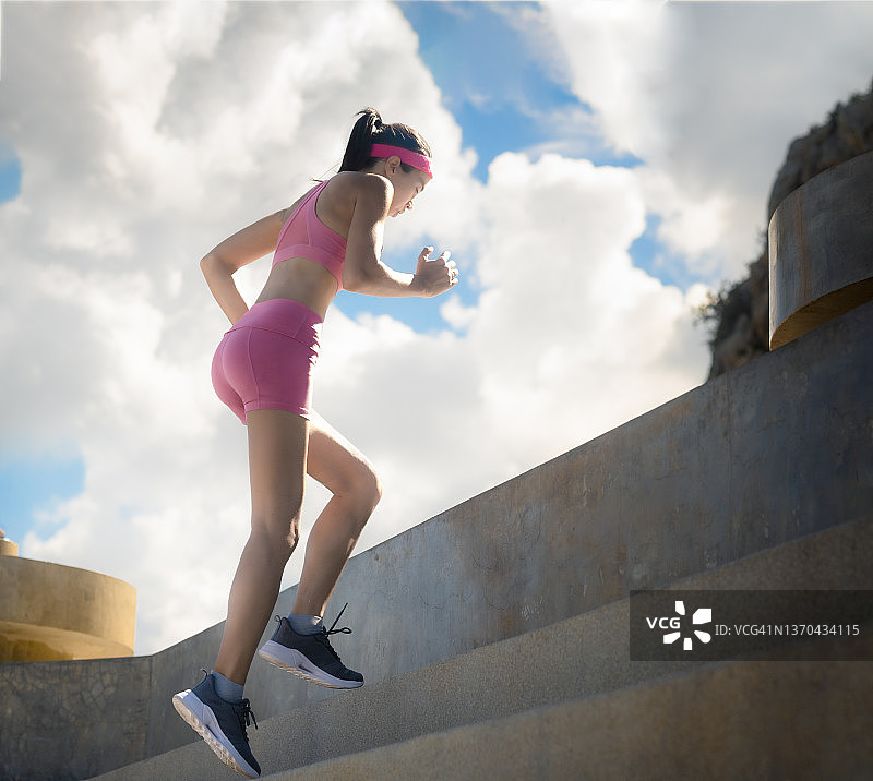 强劲的山峰图片素材