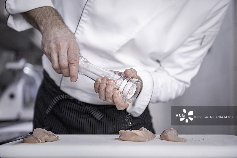 厨师在厨房准备餐点图片素材