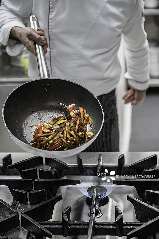 厨师在厨房准备餐点图片素材