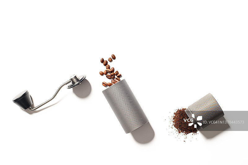 白色背景上手摇咖啡研磨机切片图片素材
