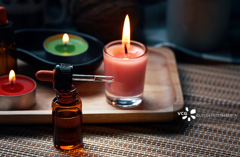 水疗中心的香水滴和香水瓶与茶蜡图片素材