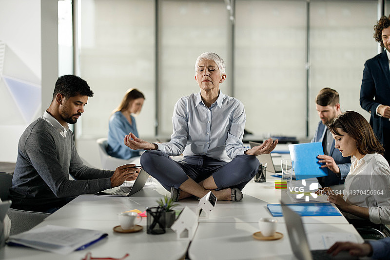 在工作中保持心理平衡非常重要图片素材