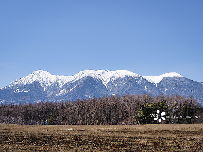 从野边山眺望八岳群山图片素材