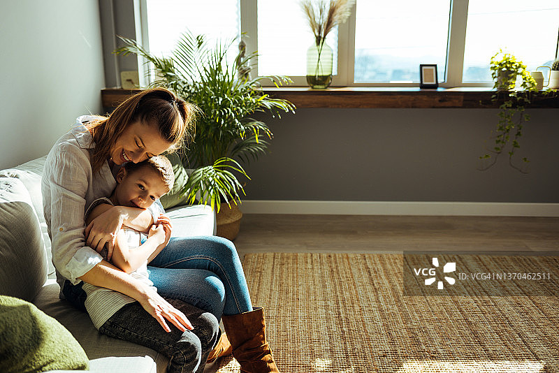 充满爱意的母子在家拥抱图片素材