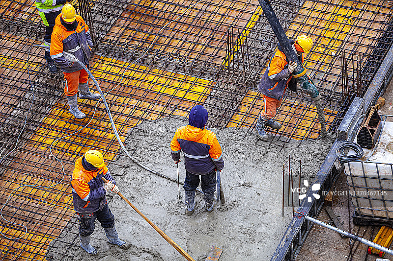 建筑工地上的混凝土浇筑图片素材