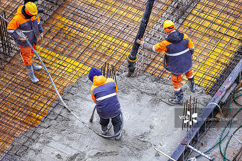 建筑工地上的混凝土浇筑图片素材