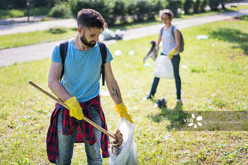 两名志愿者清理公园图片素材