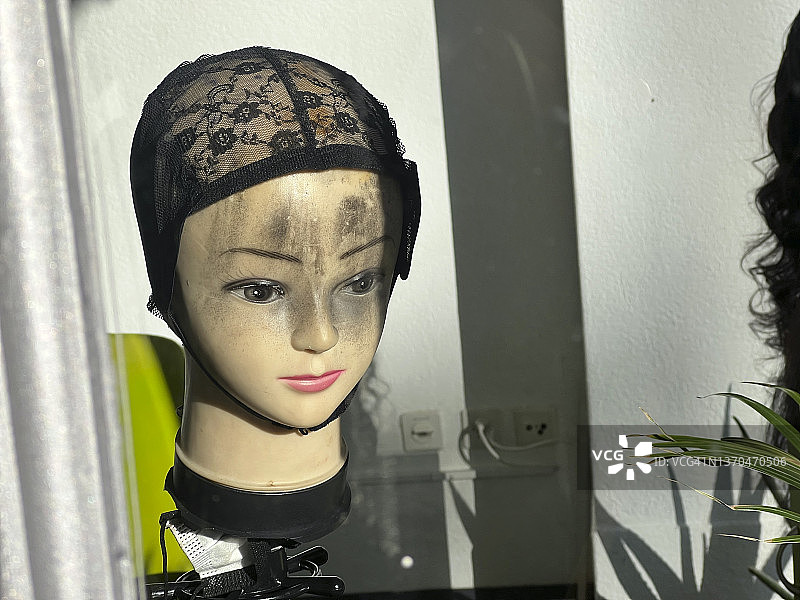 比尔假发店的模特头部特写图片素材