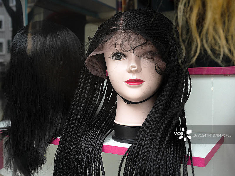 比尔假发店的模特头部特写图片素材