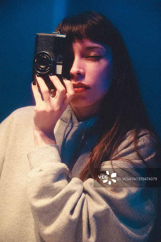 年轻女人用胶片相机自拍图片素材