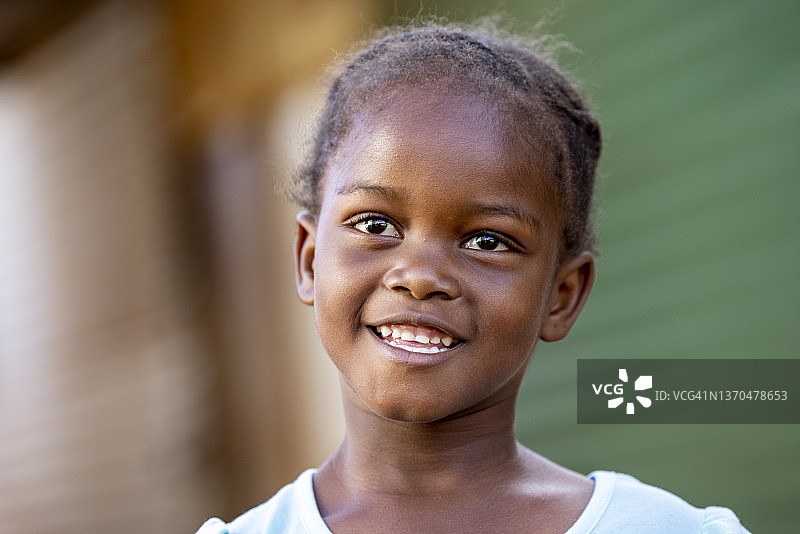 害羞微笑的非洲小女孩特写图片素材