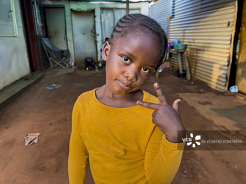 害羞微笑的非洲小女孩特写图片素材