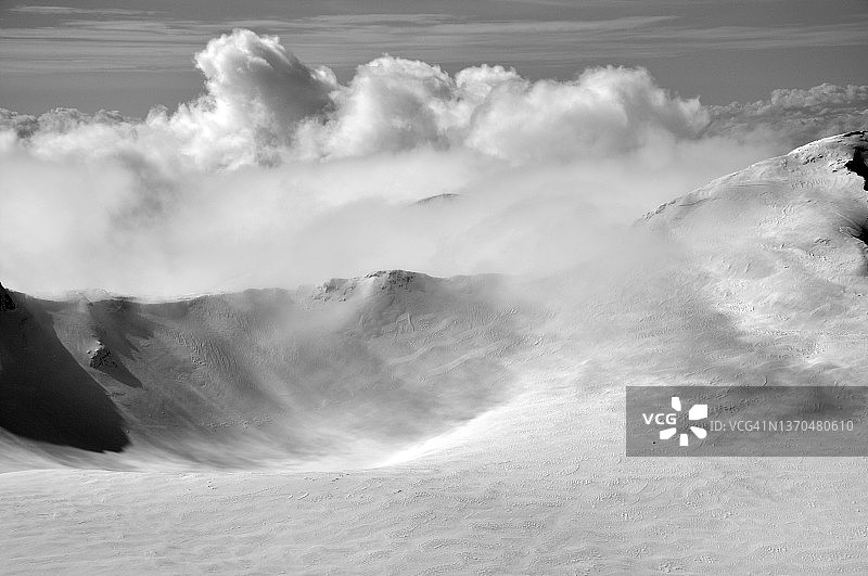 山顶的云彩形状图片素材