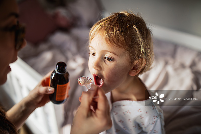 母亲照顾生病的孩子图片素材