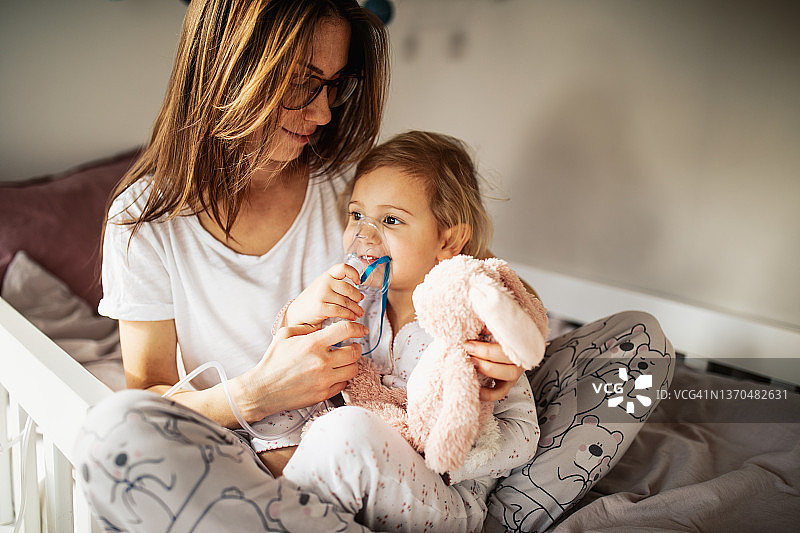 母亲照顾生病的孩子图片素材