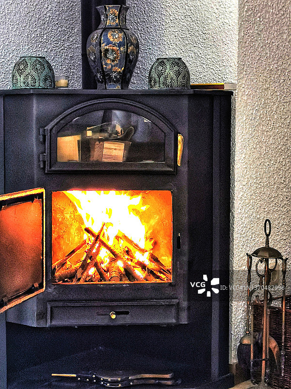 点燃火焰的炉子图片素材