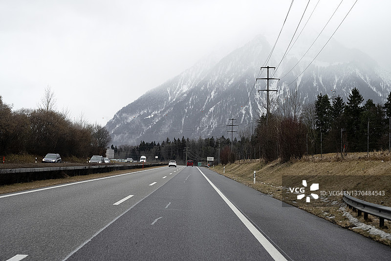 冬季通往图恩附近的欧洲E6公路和尼森山图片素材