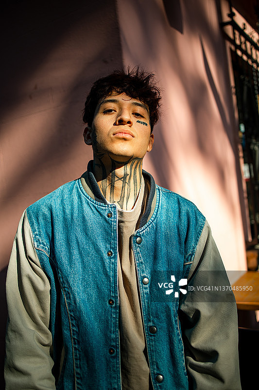 仰视角度的年轻男子照片图片素材