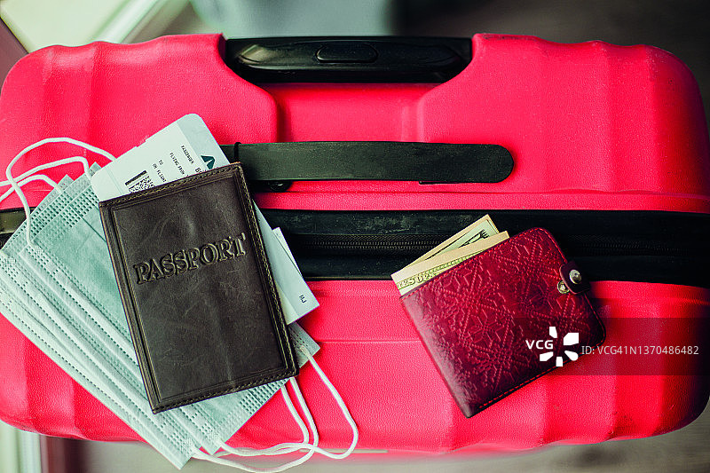 行李箱上的机票护照和钱包图片素材