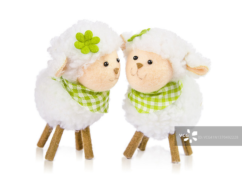 白色背景上的两只玩具羊图片素材