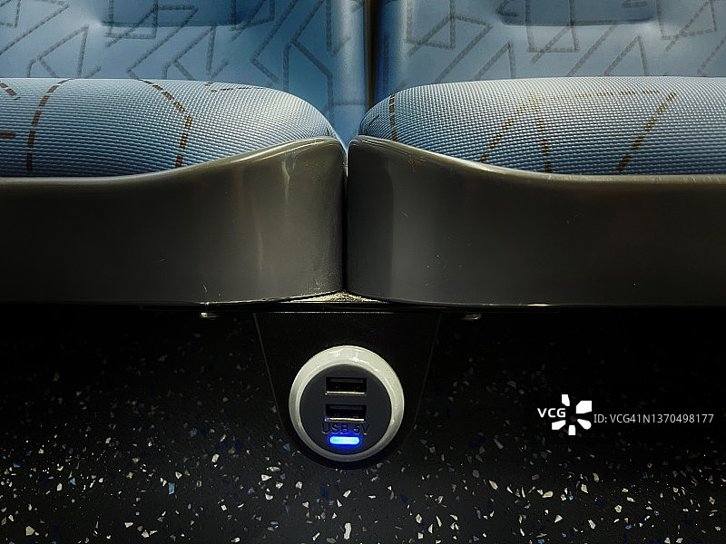 巴士座椅上的5V USB充电口图片素材