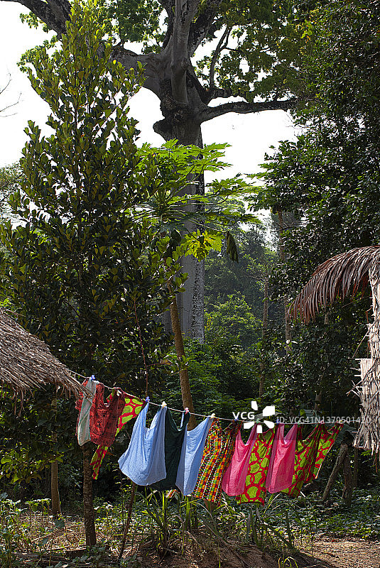 利比里亚偏远村庄里晾在晾衣绳上的衣服图片素材