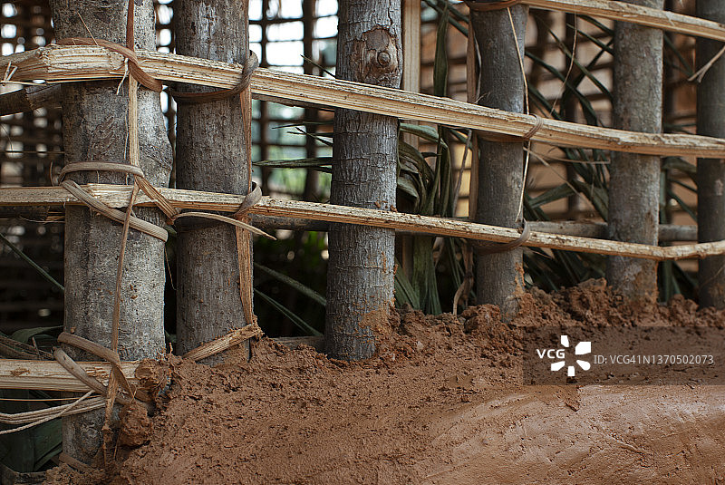 利比里亚偏远村庄传统泥屋的泥墙结构特写图片素材