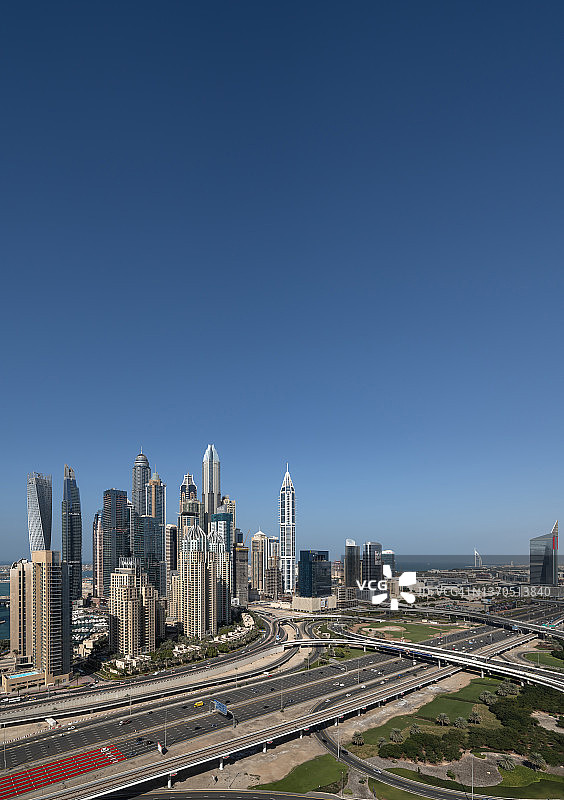 迪拜码头城市天际线与现代摩天大楼图片素材