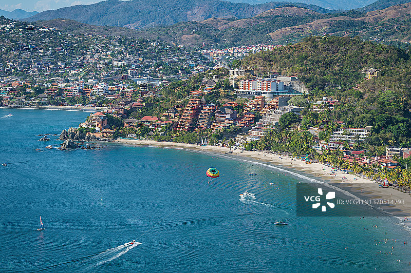 墨西哥锡瓦塔内霍拉罗帕海滩的滑翔伞图片素材