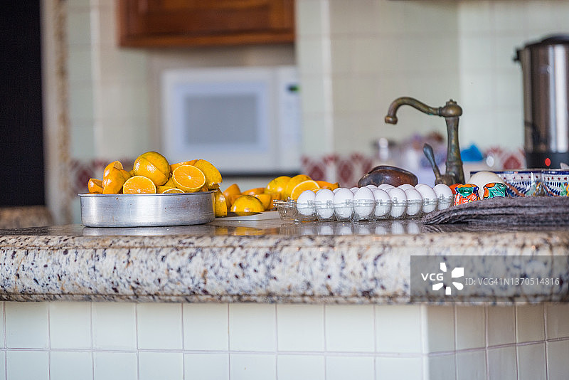 厨房台面上的橙子碗和鸡蛋图片素材