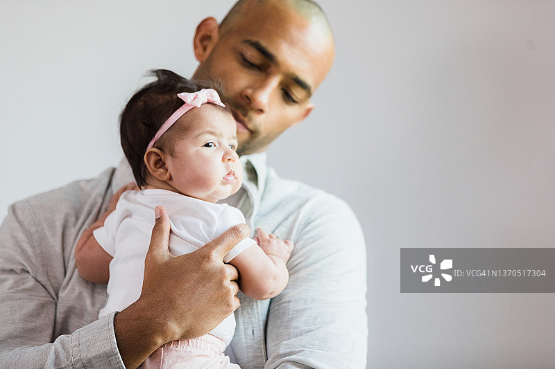 新手父亲凝视着女儿的肖像图片素材