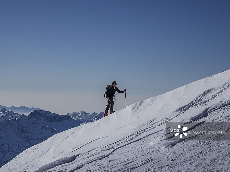 雪坡上的滑雪者图片素材
