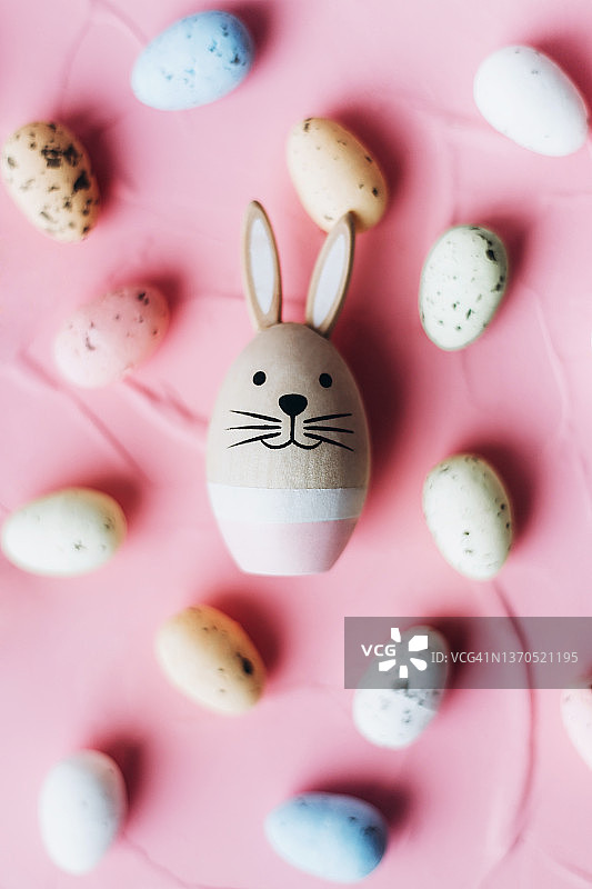 复活节兔子与鹌鹑蛋图片素材