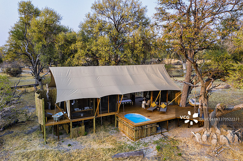 博茨瓦纳图卢迪野生动物营地带游泳池和室外浴室的私人豪华帐篷鸟瞰图图片素材