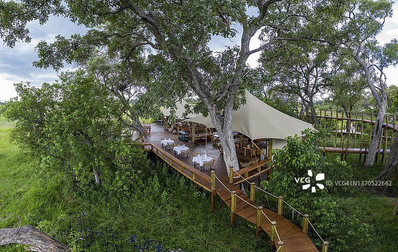 博茨瓦纳豪华帐篷Tuludi Safari Camp的帐篷早餐平台鸟瞰图图片素材