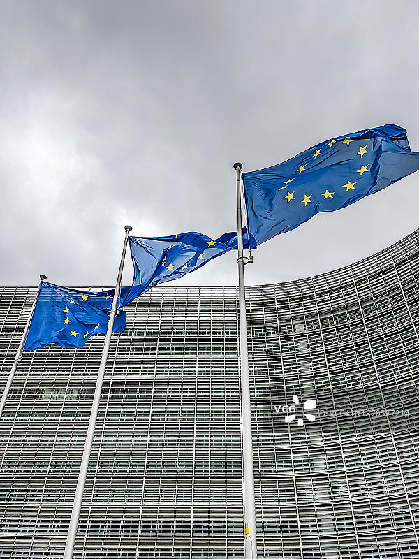 在欧盟委员会贝雷蒙大厦飘扬的欧盟旗帜图片素材