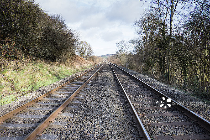 小路穿过潘迪附近的铁路线；图片来自英国威尔士蒙茅斯郡的蒙茅斯郡路和奥法堤路，二月图片素材